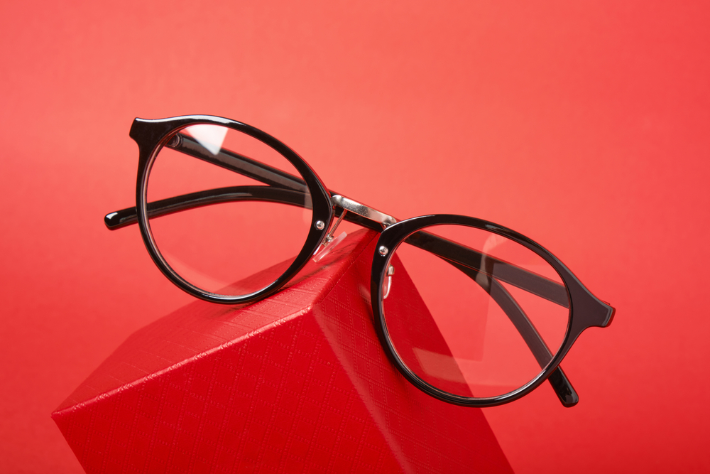 Eye,Glasses,On,Red,Gift,Box,Red,Background,Copy,Space