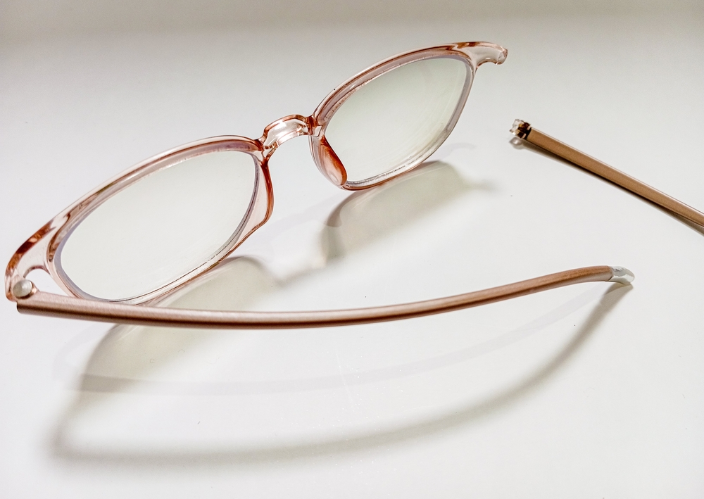 Close,Up,A,Pair,Of,Broken,Eyeglasses,Is,Displayed,On